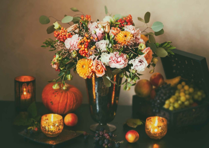 eine vase aus metall kerzen herbst deko tisch herbstdeko tisch herbst kürbis halloween vase mit blumen