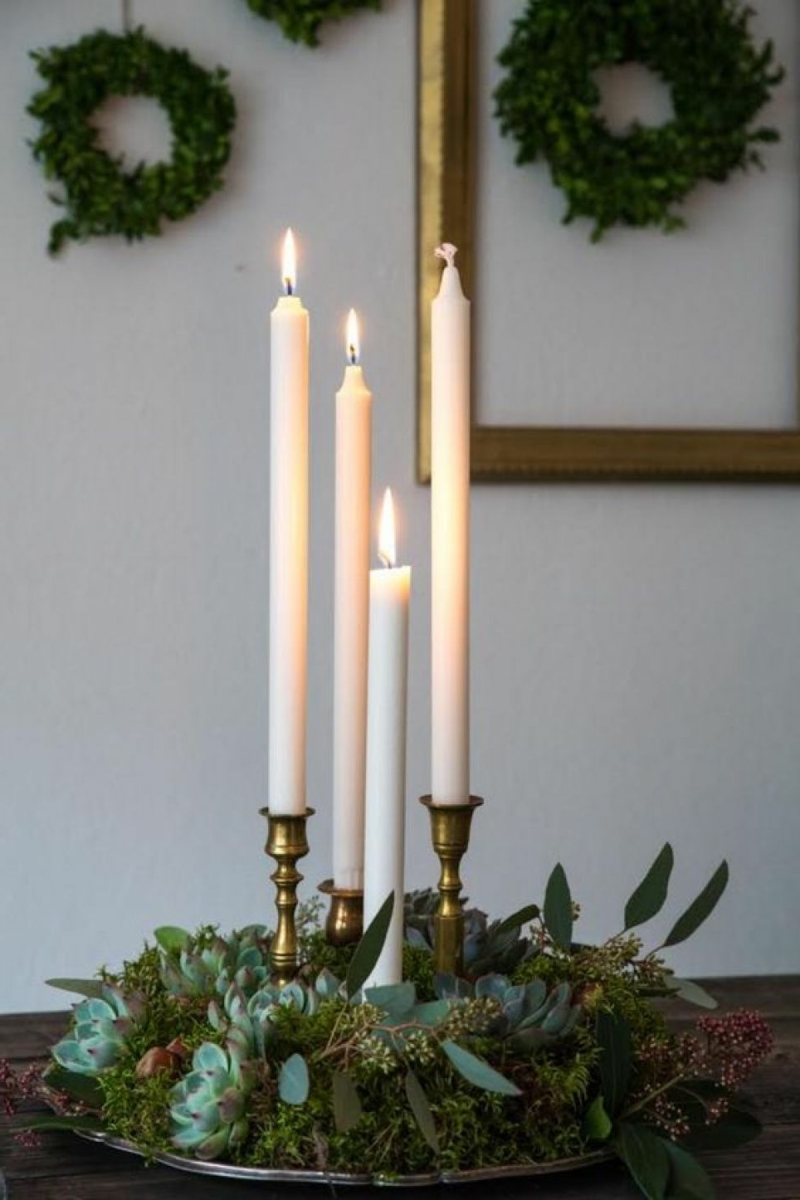 elegante dekoration weihnachten adventskranz ideen mit dünnen kerzen