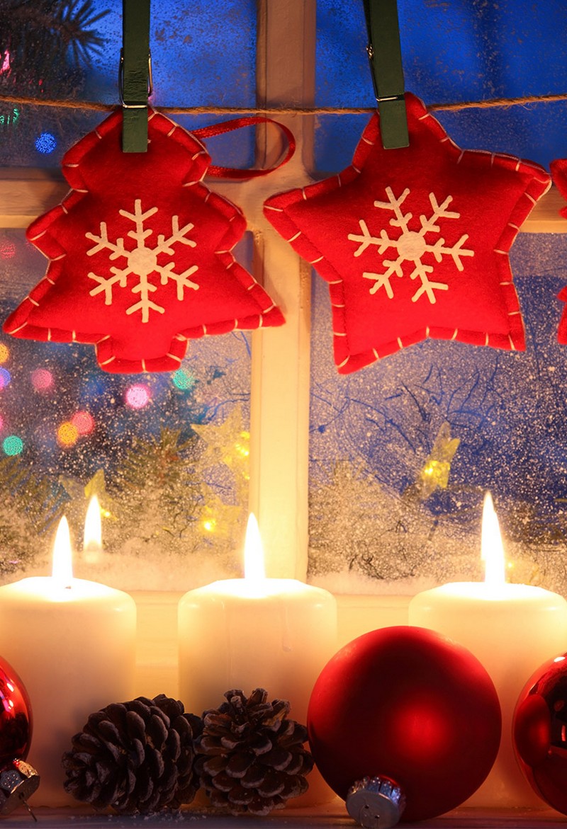 fenster stilvoll dekorieren ausgefallene fensterdeko weihnachtsdeko fensterbank basteln sternen aus stoff kerzen