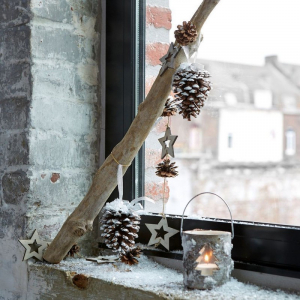 fenster stilvoll dekorieren deko für fenster weihnachtlich laterne zapfen