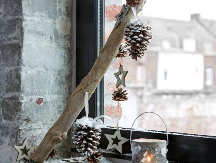 fenster stilvoll dekorieren deko für fenster weihnachtlich laterne zapfen