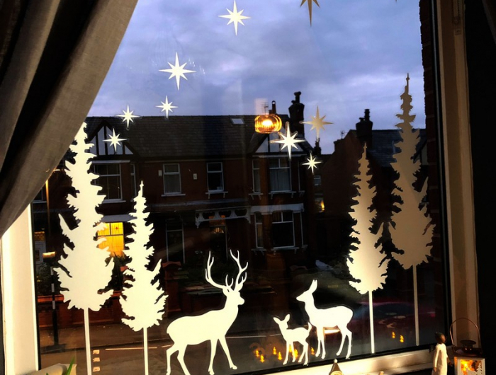 fenster stilvoll dekorieren weihnachtlich dekorieren deko für fenster weihnachtsfiguren am fenster kleben