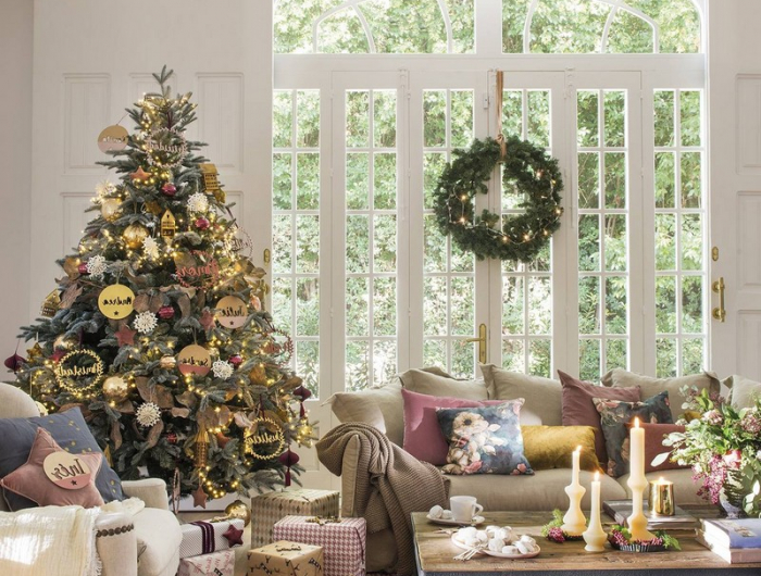 fenster stilvoll dekorieren weihnachtsdeko fentserbank beleuchtung großer weihnachtskranz weihnachten