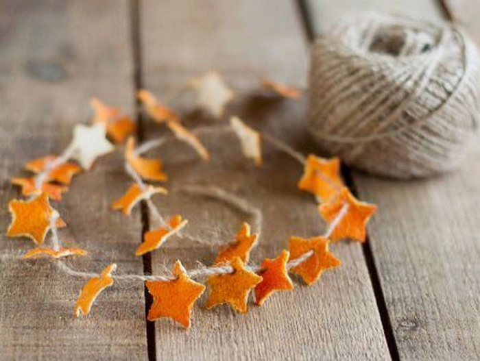 fenster weihnachtsdeko weihnachtsdeko selber machen naturmaterialien girlande aus orangenschalen sternen