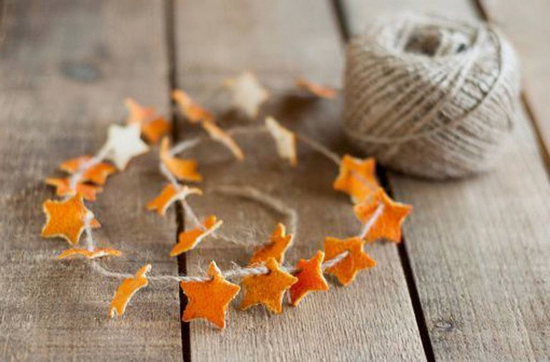 fenster weihnachtsdeko weihnachtsdeko selber machen naturmaterialien girlande aus orangenschalen sternen