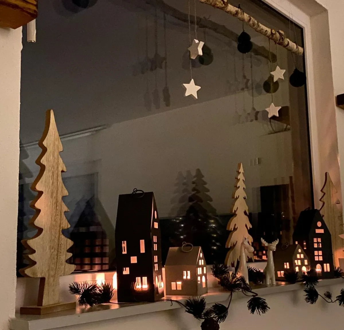 fensterbank dekorieren für weihnachten kleine häuschen und tannenbäumchen aus holz lichtakzente