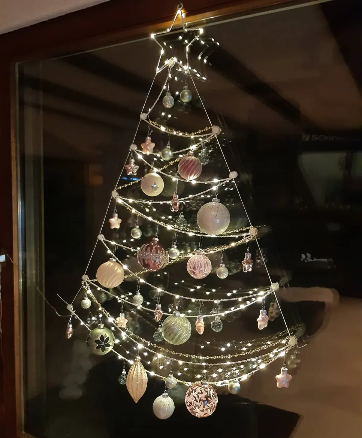 fensterdeko weihnachten 2024 weihnachtsbaum aus lichterketten und christbaumkugeln