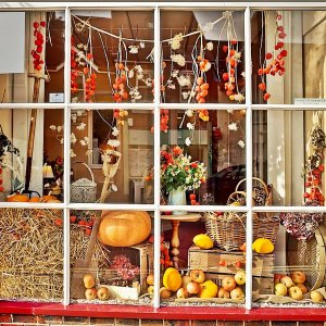 fensterdeko zum herbst die besten beispiele schoende herbstliche deko fuer fenster mit haendenden girlanden