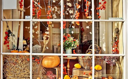 fensterdeko zum herbst die besten beispiele schoende herbstliche deko fuer fenster mit haendenden girlanden