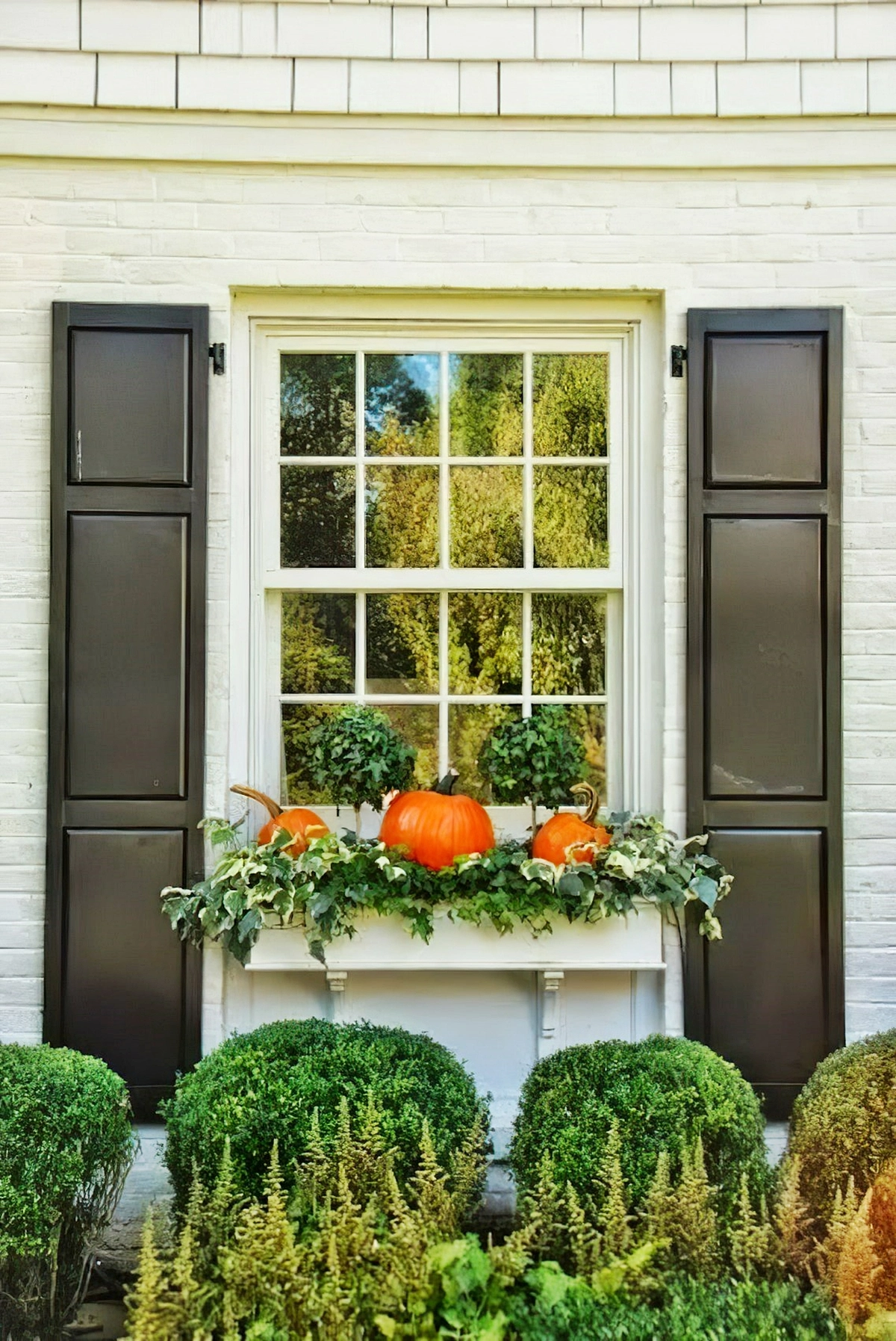 fensterdeko zum herbst herbstliche aussendeko mit kuerbissen und laub