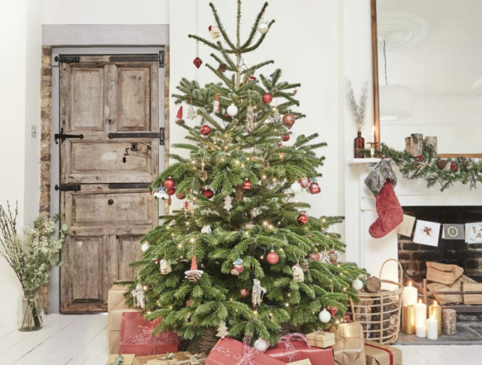 festlich dekorierter weihnachtsbaum weihnachtskugeln trend 2021 ideen