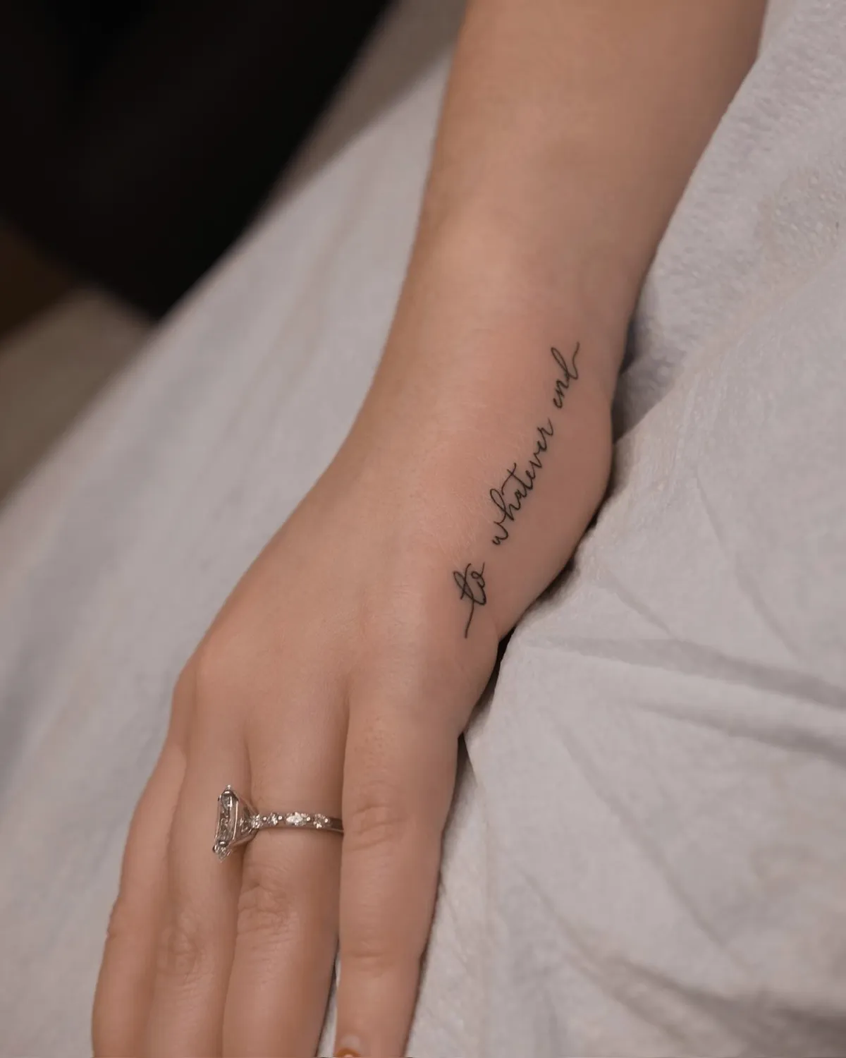 fine line hand tattoo mit schriftzug