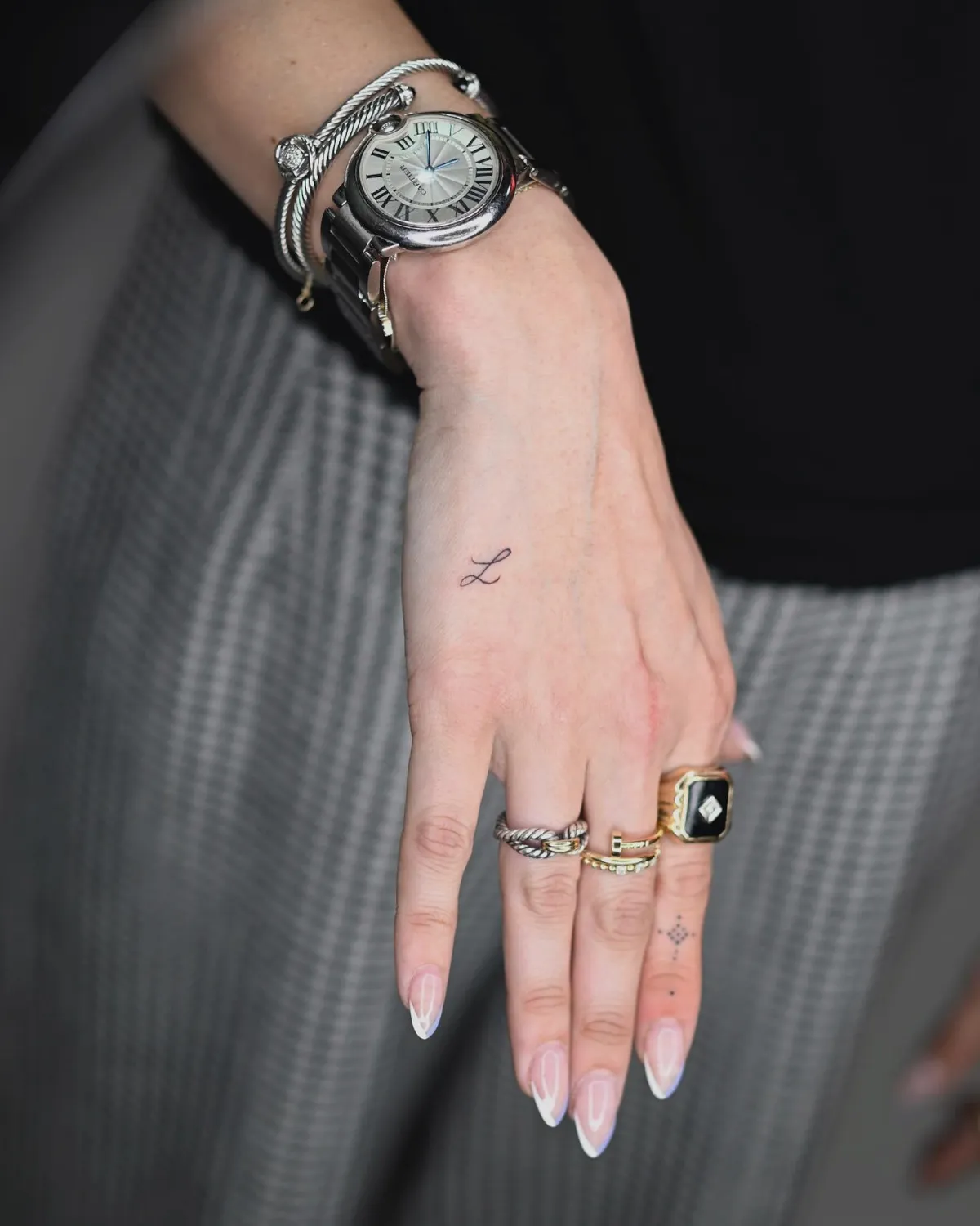 fine line minimalistisches hand tattoo mit buchstabe