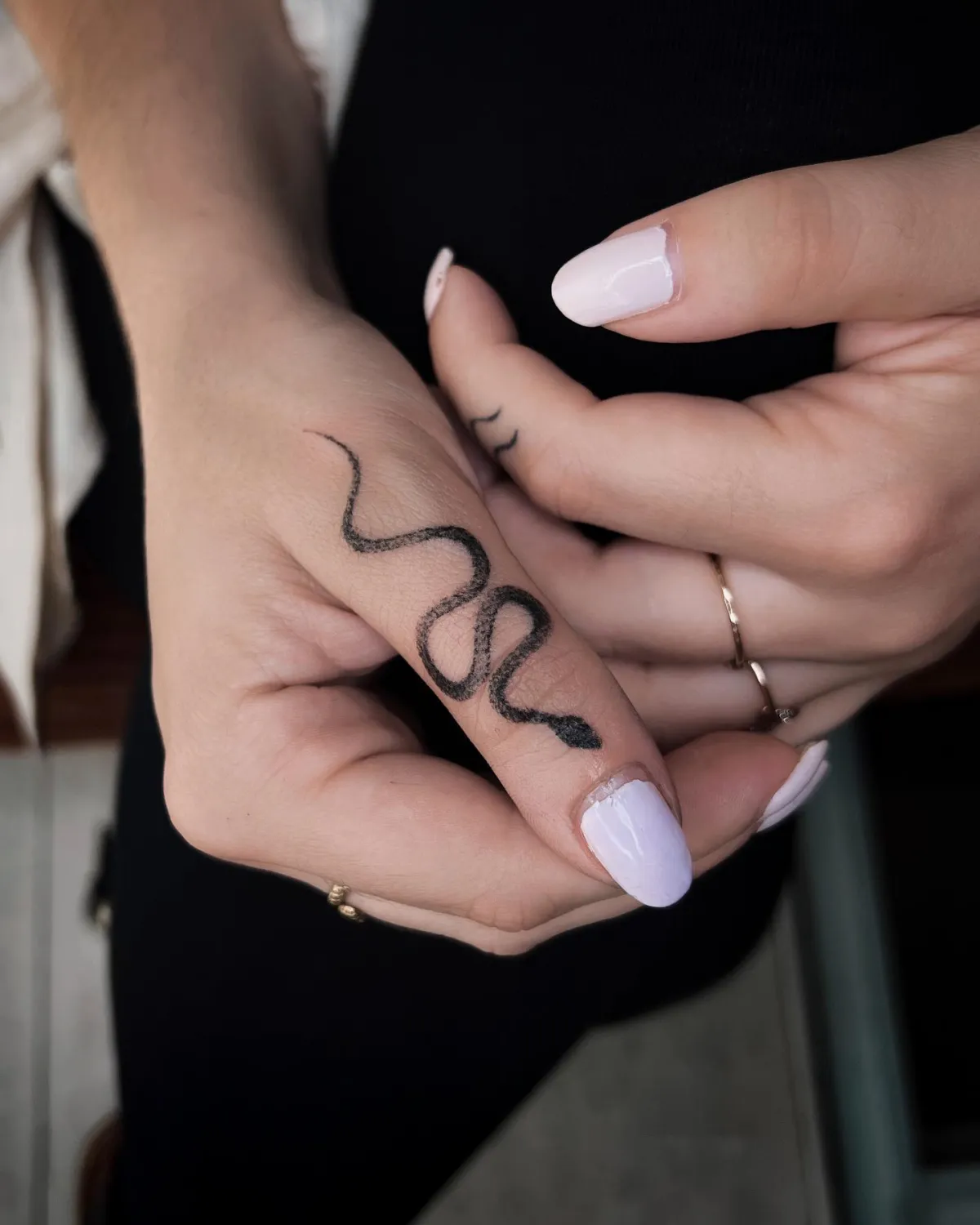 finger tattoo mit schlange als motiv