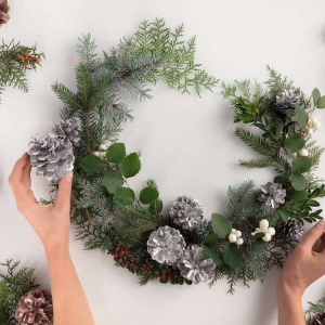 floristische weihnachtsgestecke silberne zapfen eukalyptus und tannen