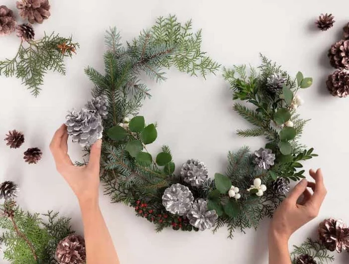 floristische weihnachtsgestecke silberne zapfen eukalyptus und tannen