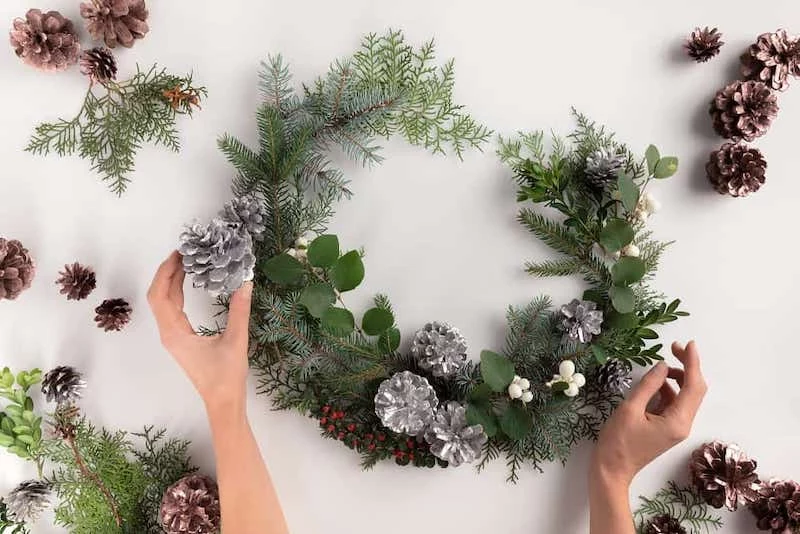 floristische weihnachtsgestecke silberne zapfen eukalyptus und tannen