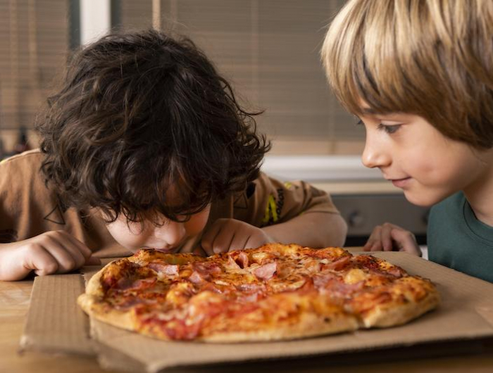 gesunde rezepte kinder welche lebensmittel sind wirklich gesund zwei jungen essen pizza