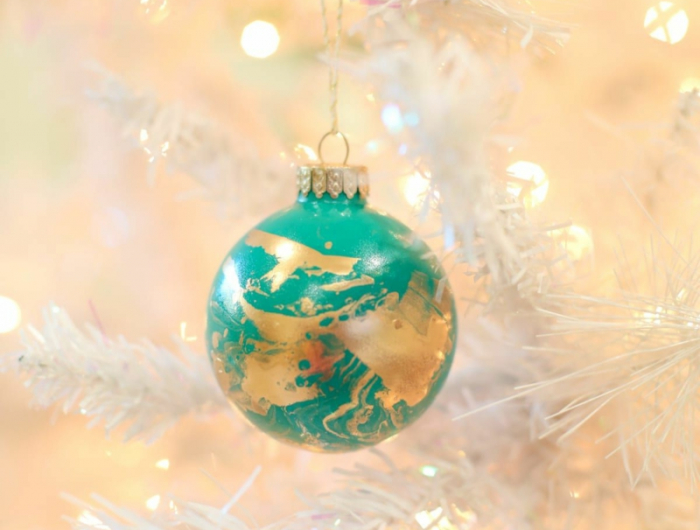 goldenes ornament weihnachtsbaum weihnachtsbaumkugeln gold weihnachtsdeko 2021