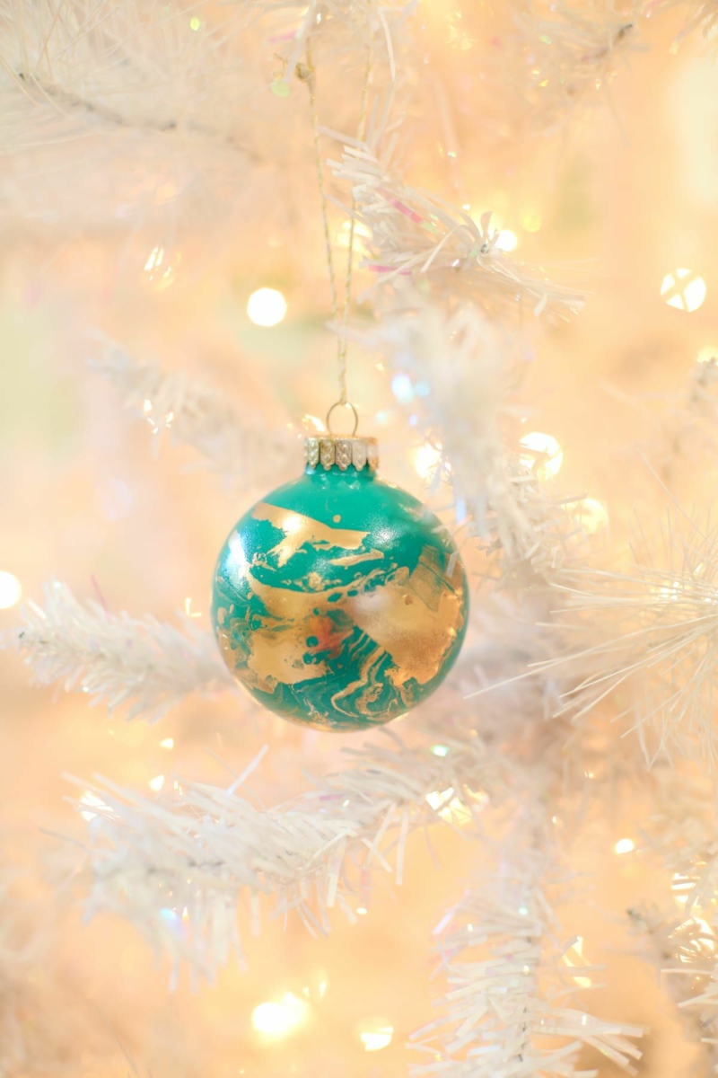 goldenes ornament weihnachtsbaum weihnachtsbaumkugeln gold weihnachtsdeko 2021