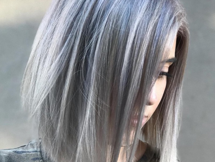 graue haare strähnen graue haarfarbe wie färbtman graue strähnchen junge frau mit grauen strähnchen