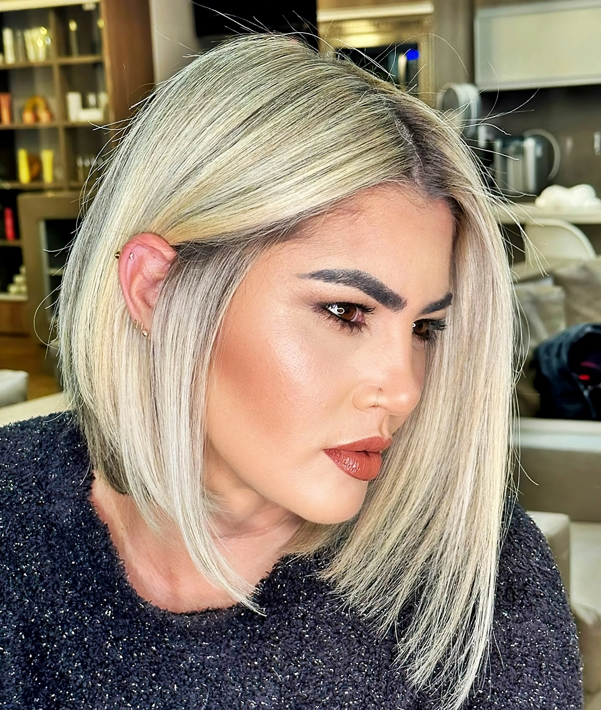 haar faerben ideen blonder glatter bob mit mittelscheitel trendige kurzhaarschnitte fuer damen nicolasbeautystudio