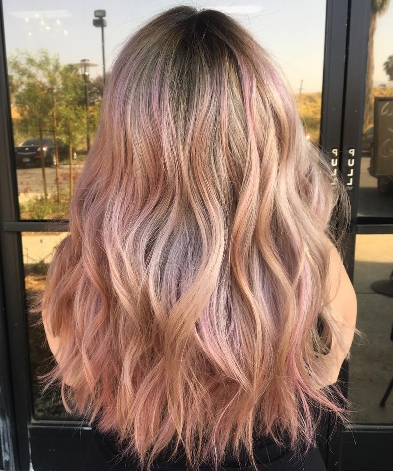 haare blond färben dunkelblonde haare mit rosa highlights