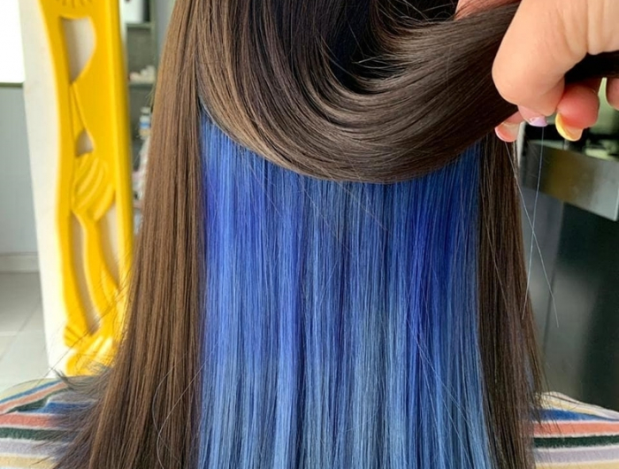 haare färben ideen peek a boo hair braune haare mit blauem unterhaar