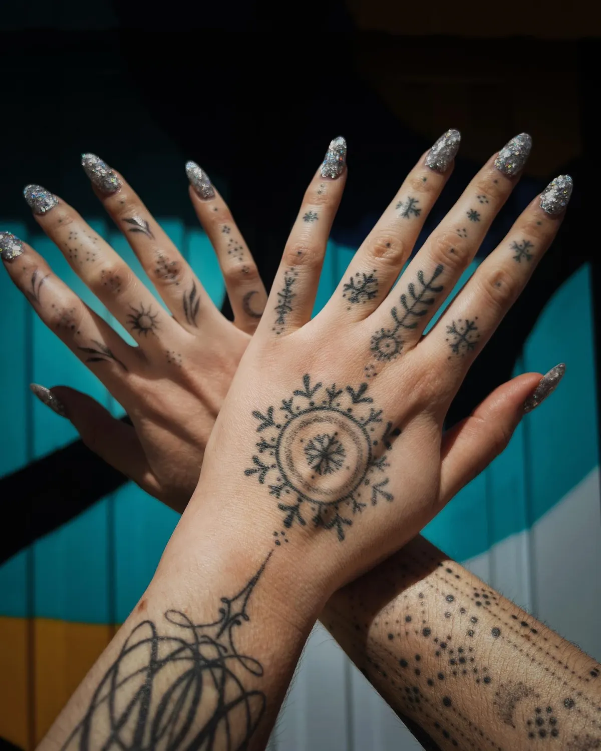 henna hand tattoos in dot work mit ethno symbolen