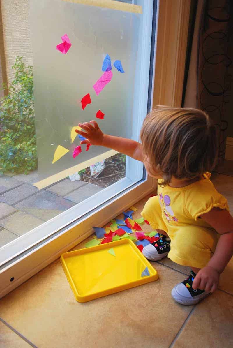 herbstbasteln mit kindern auf transparentpapier kleben