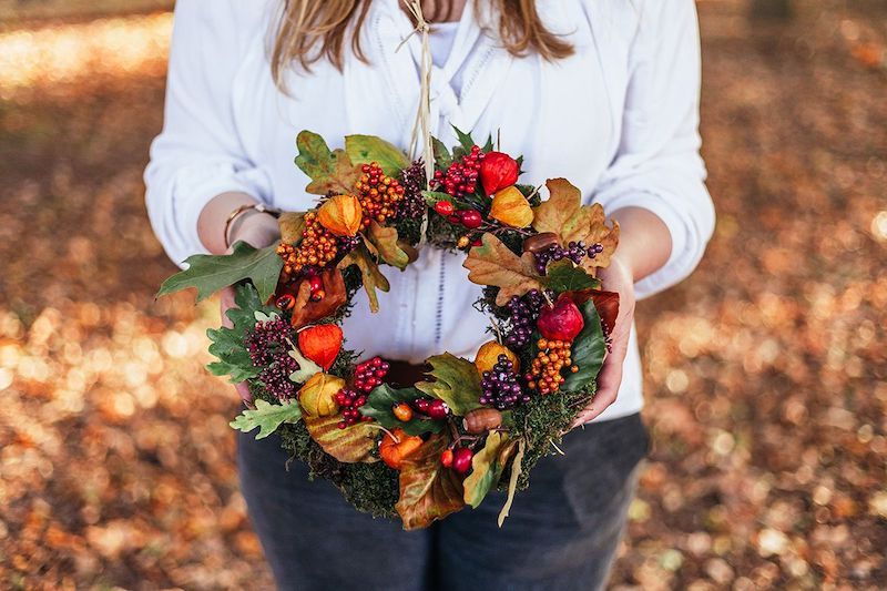 herbstbasteln mit kindern herbstkranz mit beeren und blättern