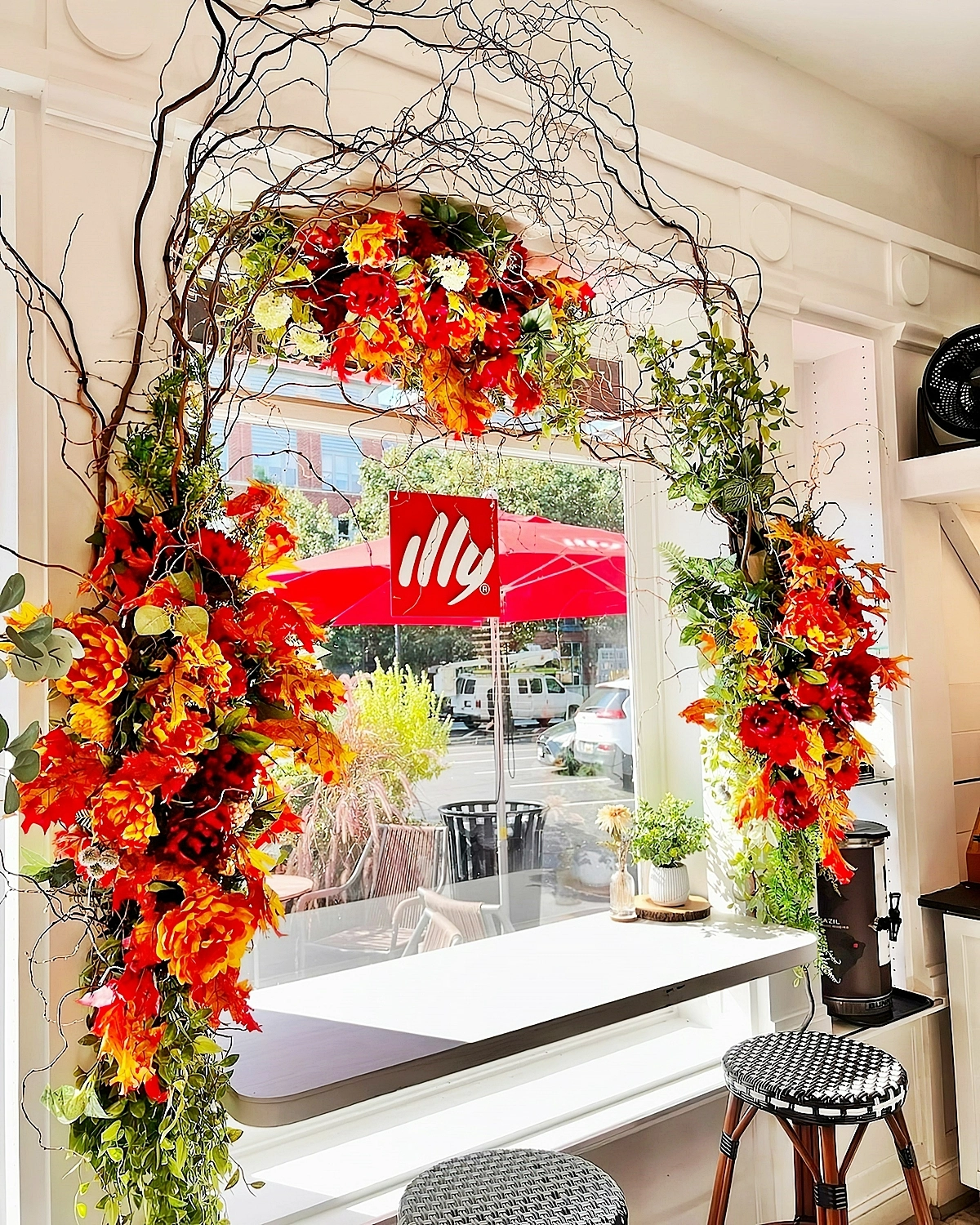 herbstdeko fuer fenster aesten dekoriert mit herbstlaub großartige fensterdeko katflowers designdecor