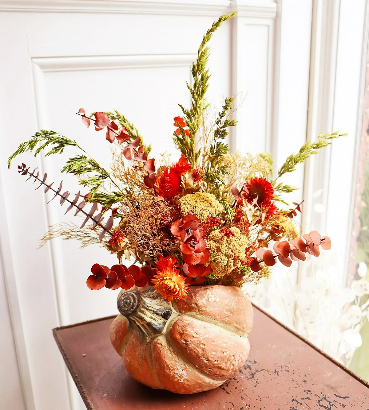 herbstdeko fuer fenster ideen vase kuerbiss dekoriert mit schoenen herbstlicen pflanzen central.market.flowers