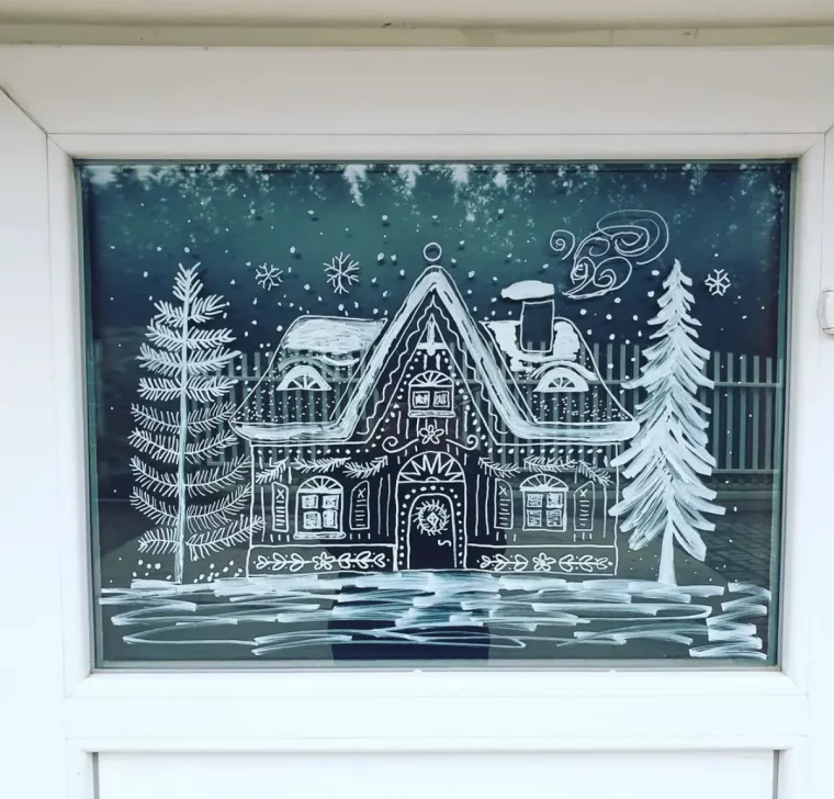 ideen für weihnachtliche fensterdeko winterliches haus mit kreidemarker malen