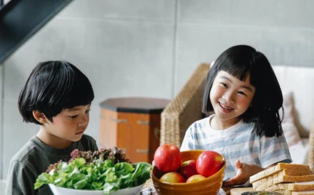 ist butter wichtig für kinder ernährungsplan für kinder frische produkte hellofresh zwei asiatische kinder am tisch