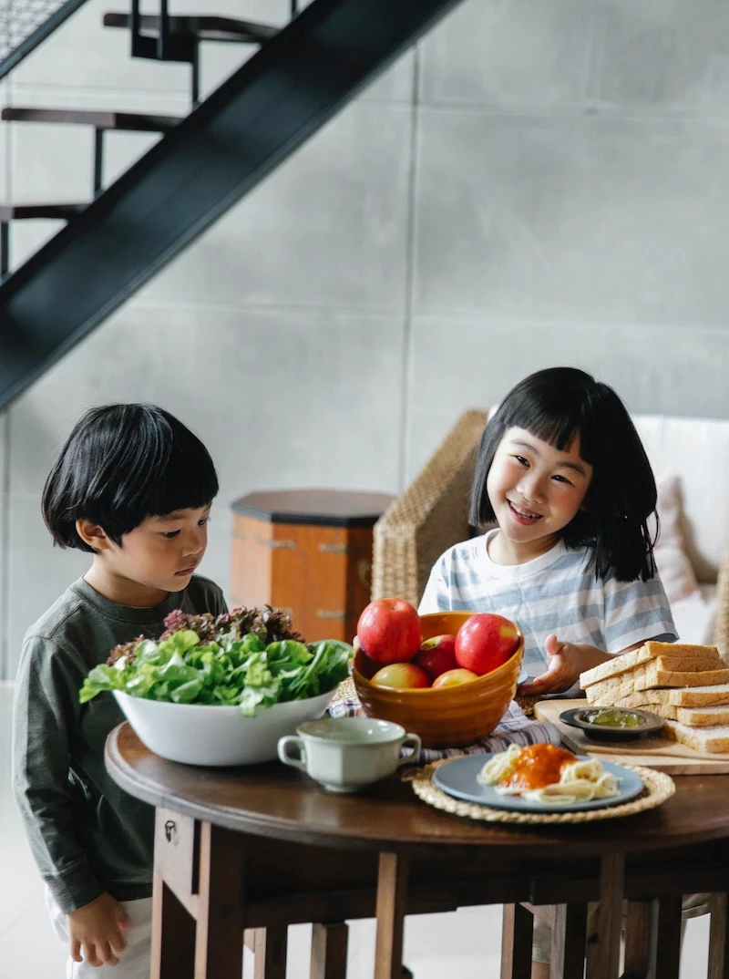 ist butter wichtig für kinder ernährungsplan für kinder frische produkte hellofresh zwei asiatische kinder am tisch