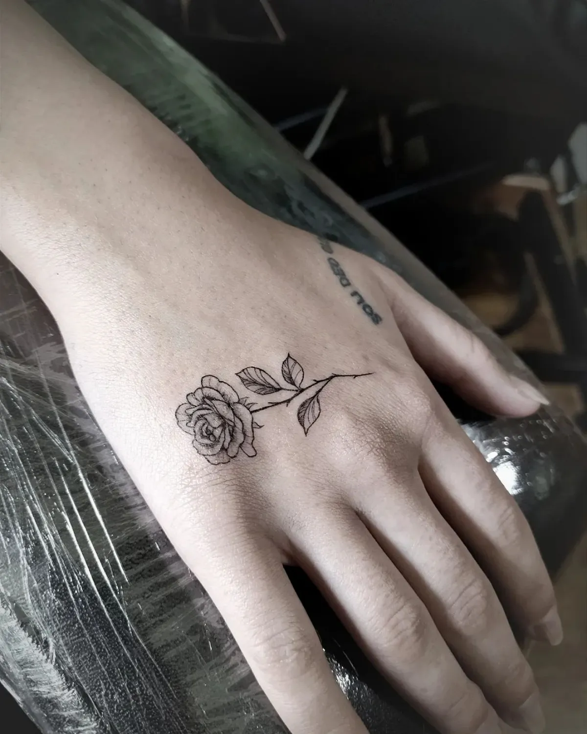 kleines hand tattoo mit rose