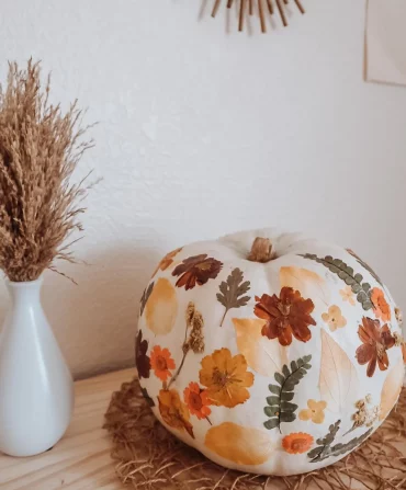 kürbis dekoriert mit echten blättern diy herbstdeko