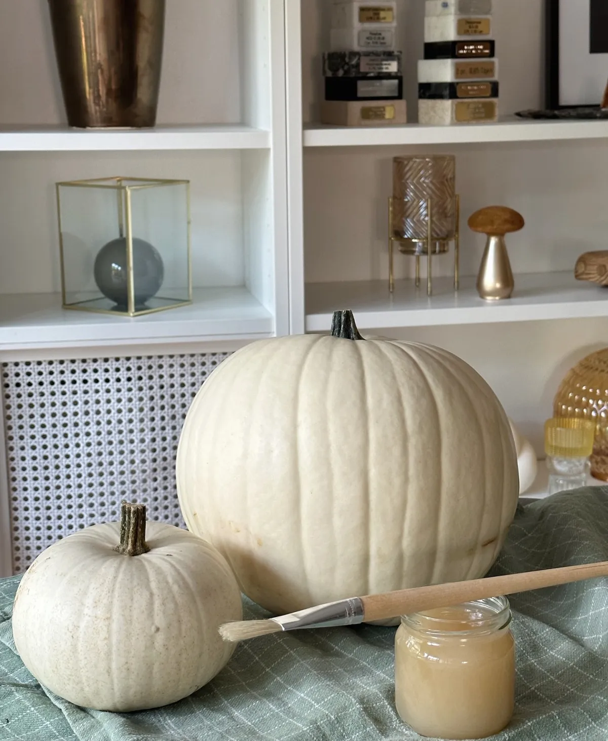 kürbisse mit echten blumen dekorieren für halloween