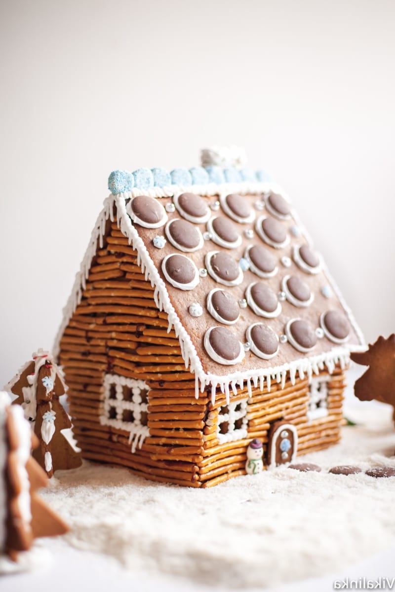 lebkuchenhaus verzieren ideen kleines häuschen aus zimtteig dekorieren mit zuckercreme und bonbons