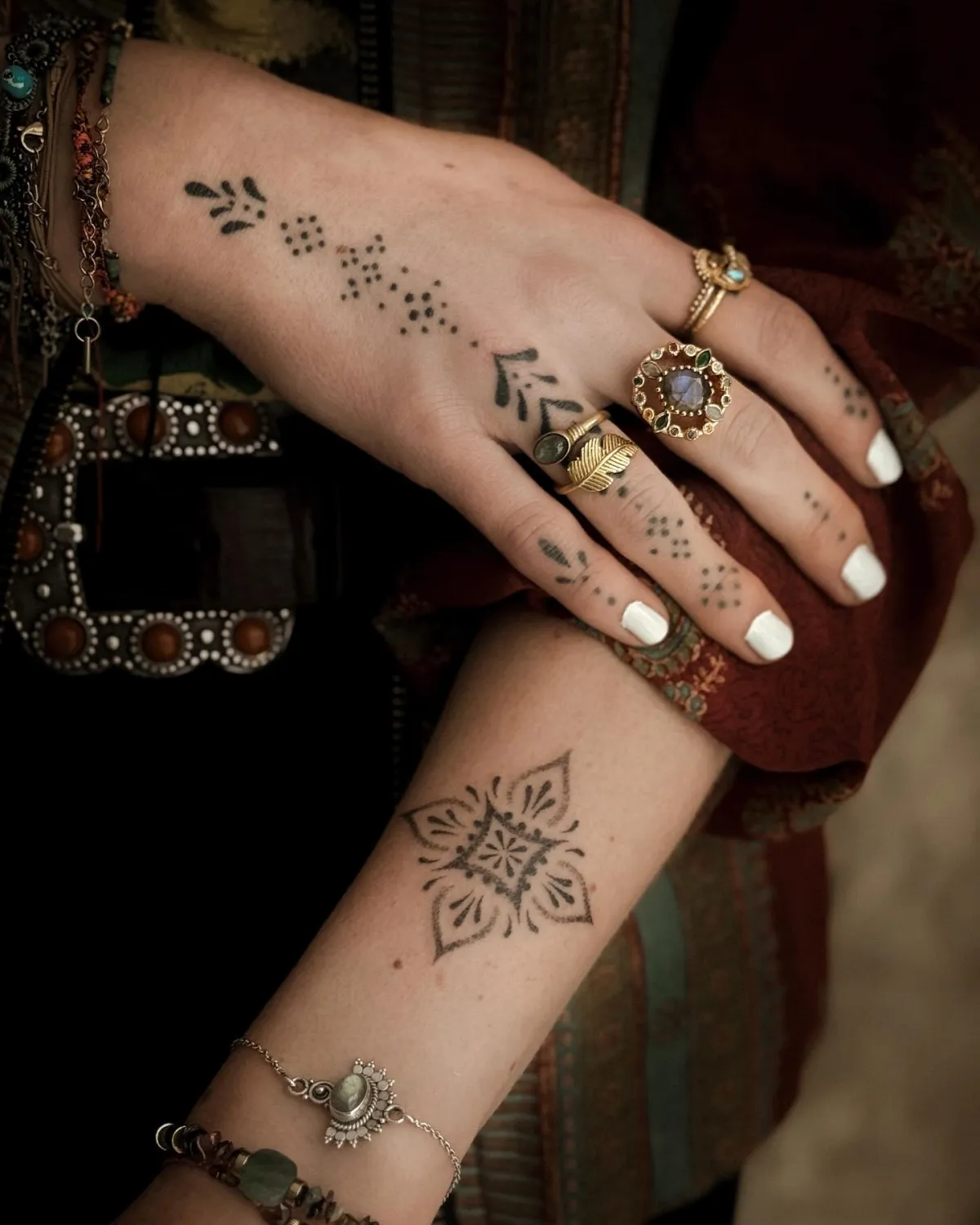minimalistische dot work hand tattoos mit blumen und ranken