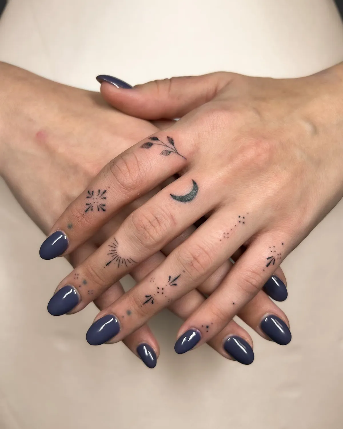 minimalistische finger tattoos mit dotwork und halbmond
