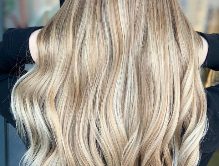 mittelblonde haare mit strähnen langhaafrisuren haarfarbe blond