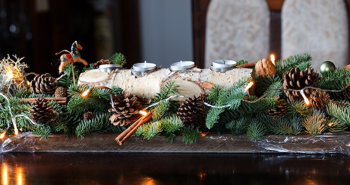 moderne adventsgestecke rustikale deko zu weihnachten auf dem tisch