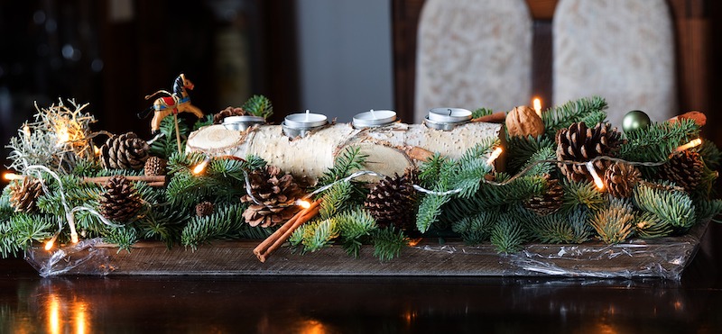 moderne adventsgestecke rustikale deko zu weihnachten auf dem tisch