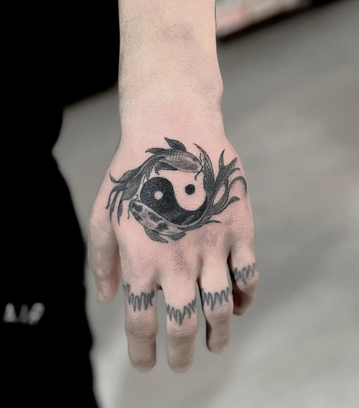oringinelles hand tattoo mit yin und yang koi karpfen
