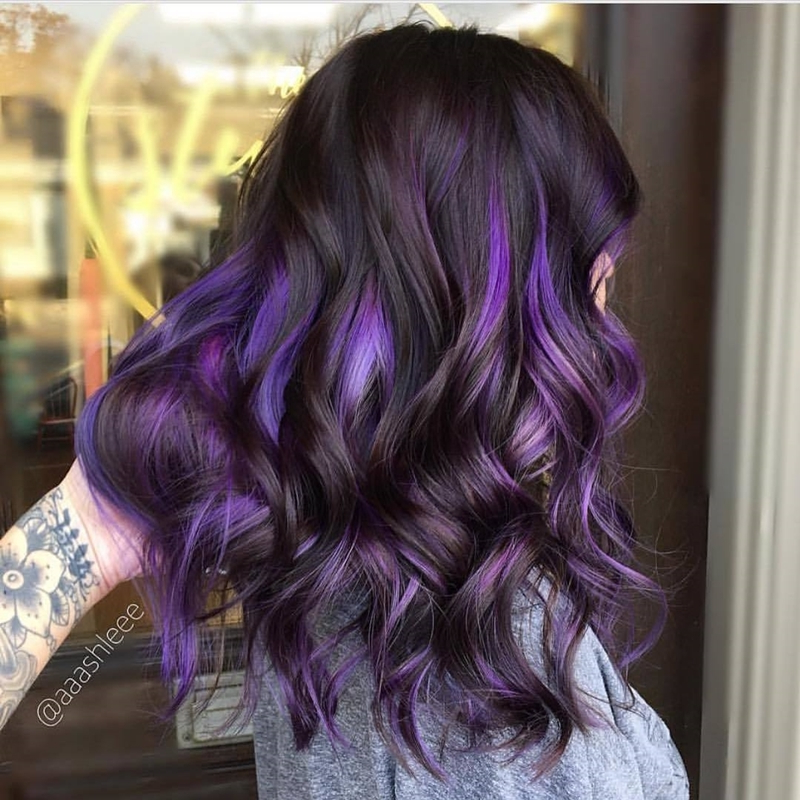 pastell lila haare mit schwarzem deckhaartrendige haarfarben