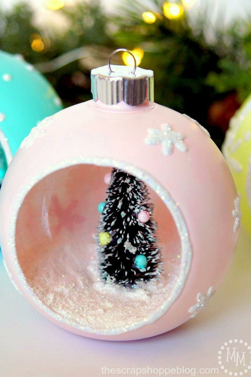 pinke weihnachtskugel mit kleinem baum weihnachtskugeln glas