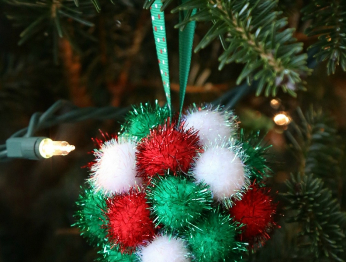 pom pom ornament weihnachten in weiß grün und rot moderne weihnachtsdeko