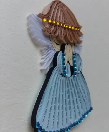 quilling engel diy blaues kleid mit kleinen perlen weiße flügel